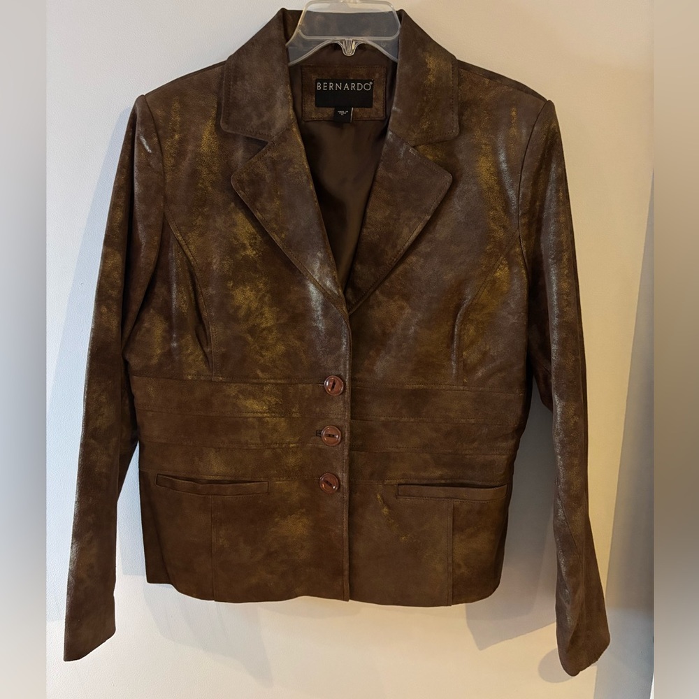 Bernardo Distressed Brown Blazer

PP =23
Shoulders=18.5
Arms = 25.5
Length:  26